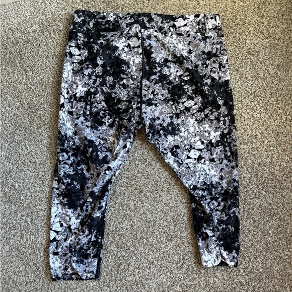 Calvin Klein Performance Black White Floral Capri Leggings Workout Large - Picture 7 of 8